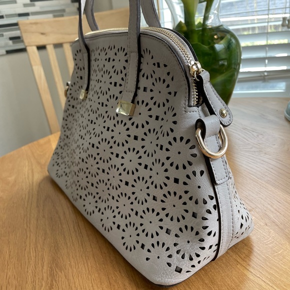 Greige doily pattern purse with removable shoulder strap - Picture 15 of 15